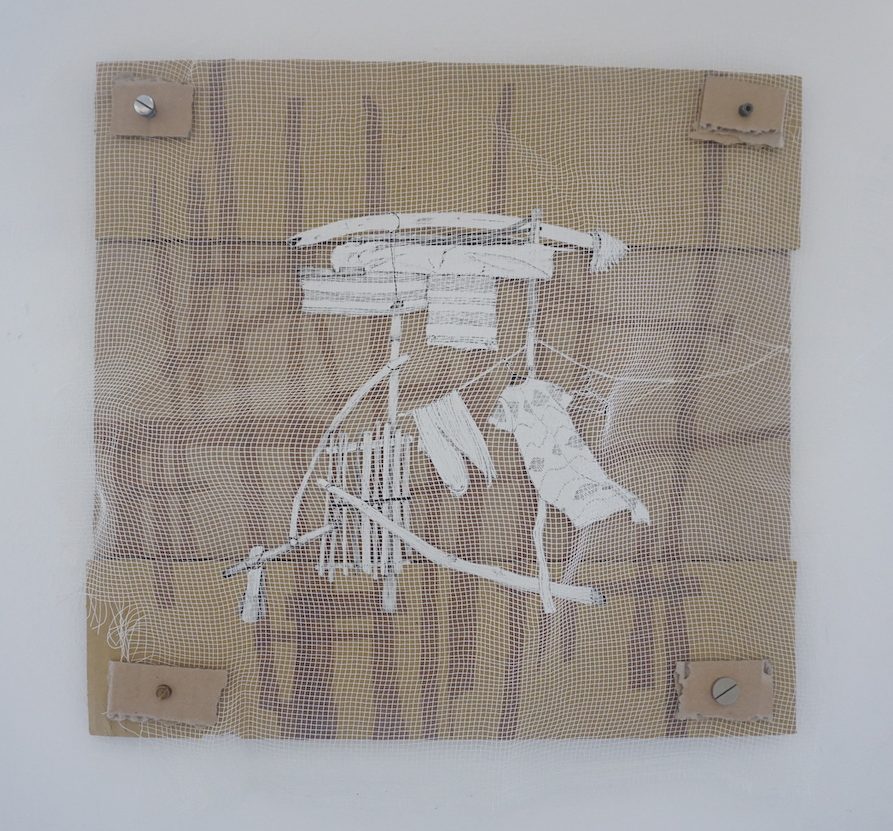 Assemblage de dessin découpé sur un fond en carton avec des lignes de scotch marron et recouvert d'un grillage en plastique blanc