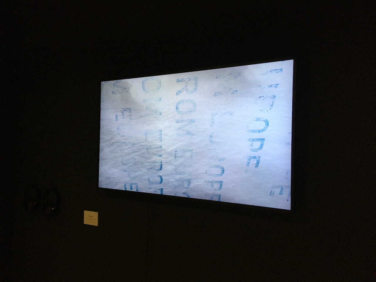 Vue d'une image d'une vidéo, sur un fond blanc on lit FROM EUROPE écrit en bleu en vertical