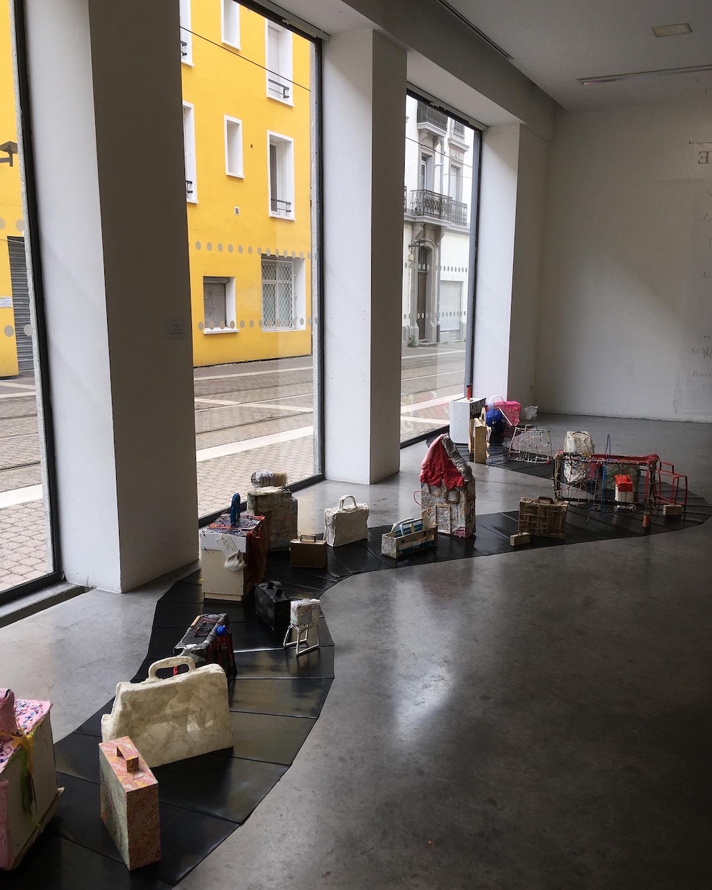 Installation de valises faites en ateliers, sur un tapis roulant en caoutchouc comme dans les aéroports