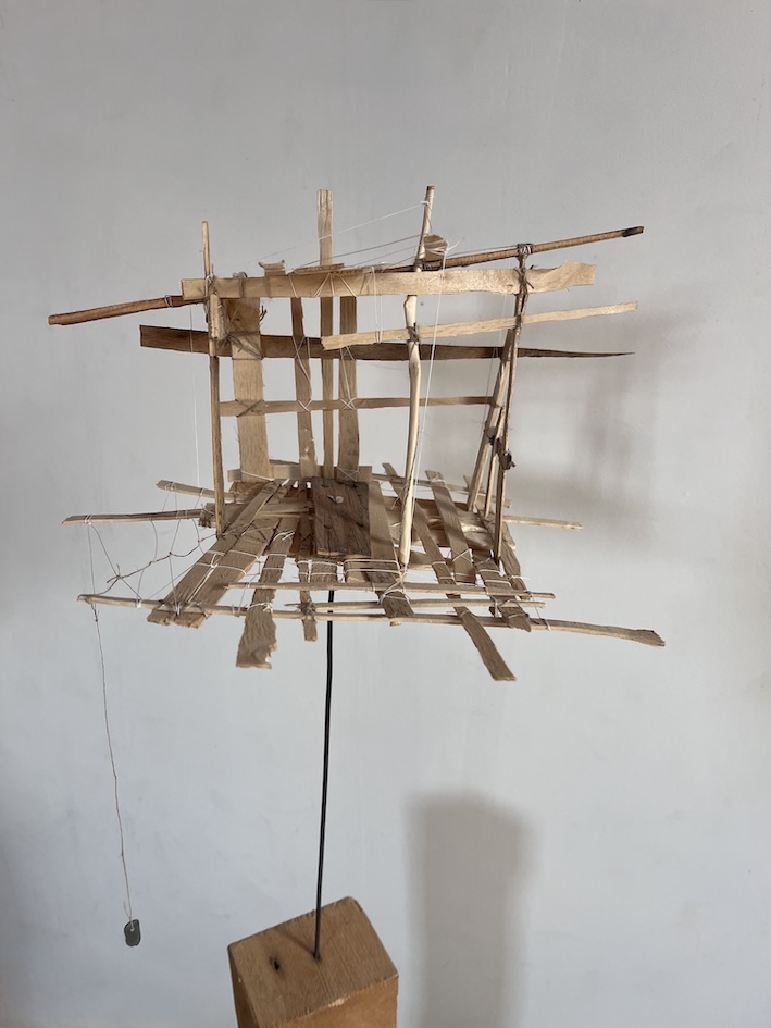 Sculpture de cabane en bois de cagette