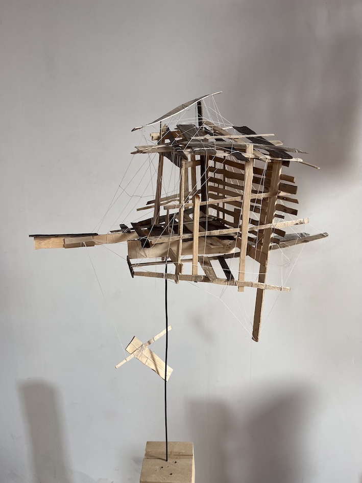 Sculpture de cabane en bois de cagette