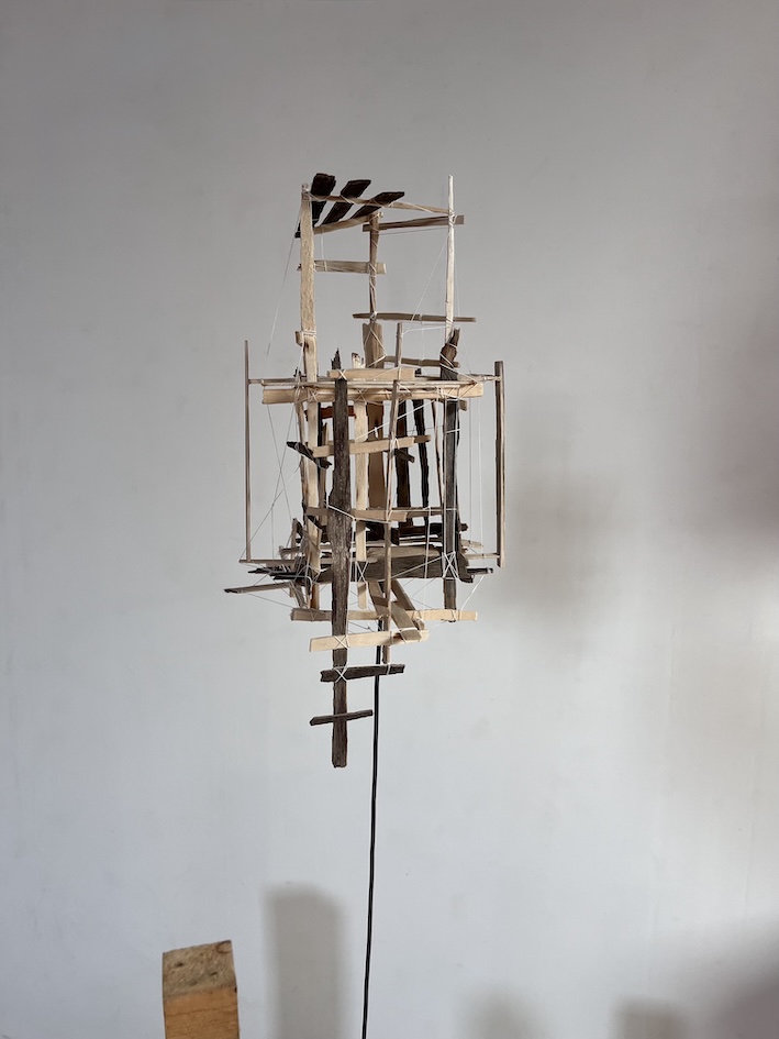 Sculpture de cabane en bois de cagette