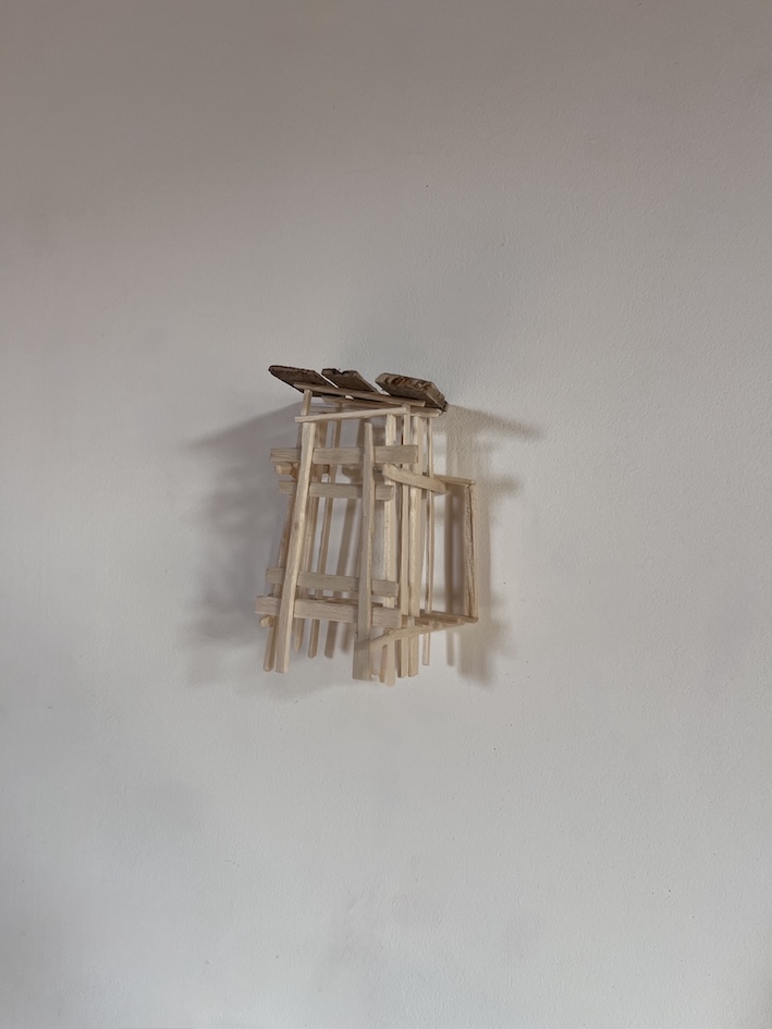 Mini sculpture murale de cabane en bois de cagette