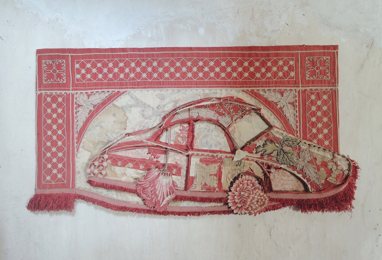 Textile indien remanié avec une voiture dont les pneus sont des fleurs, qui sort de l'élement central