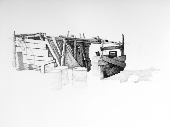 Dessin au crayon de papier d'une cabane en assemblage de bouts de bois avec des bidons posés devant