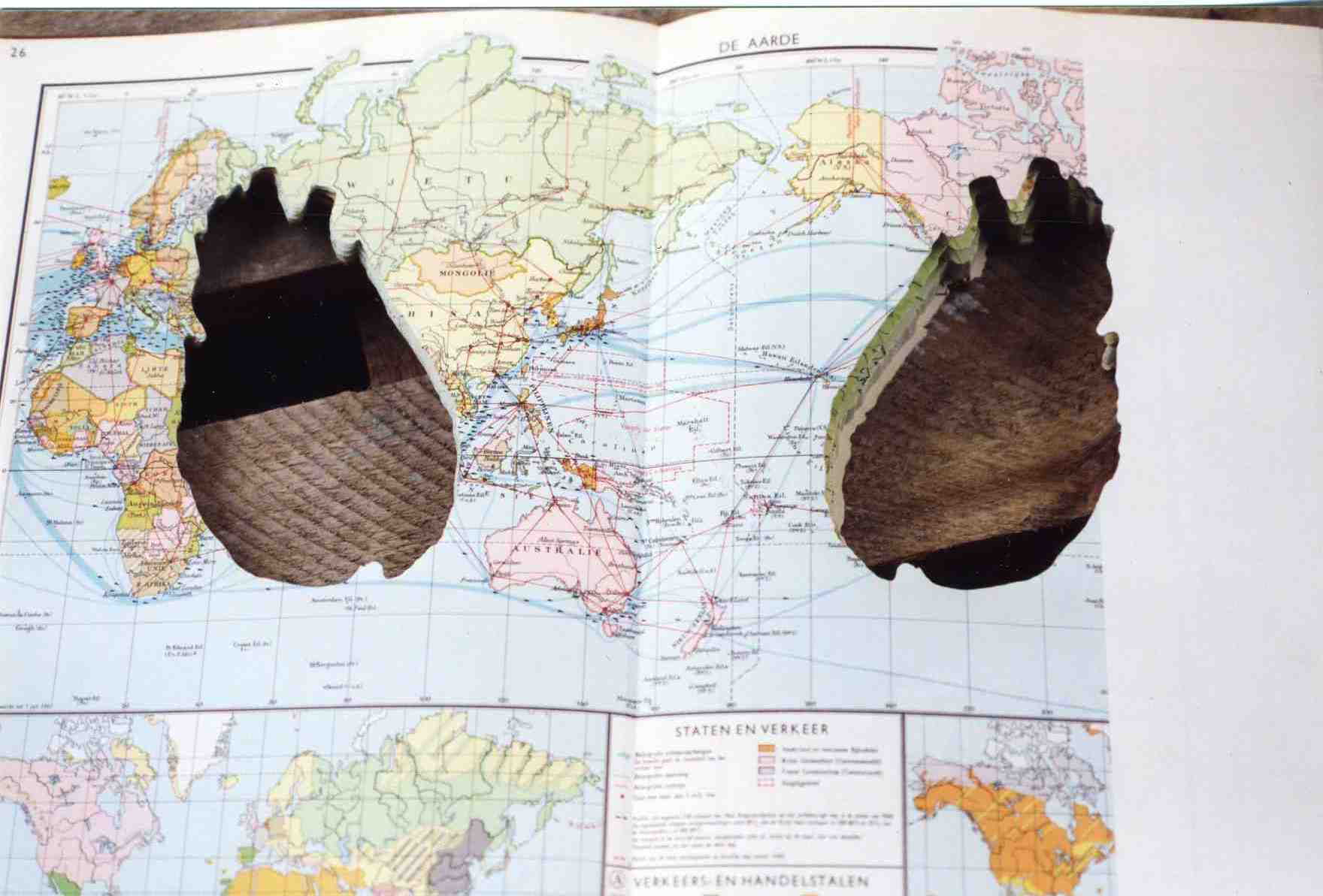 Atlas dans lequel l'île de Ceylan est sciée au centre. Le livre est ouvert et on voit l'île évidée qui évoque la forme de l'organe du coeur humain.