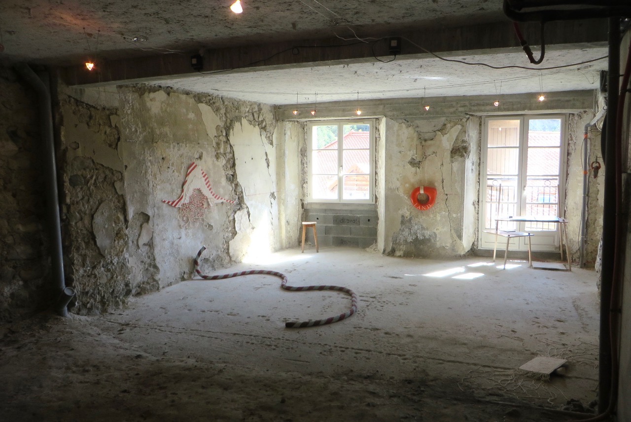 Vue d'ensemble avec un travail sur la frontière et une bouée de sauvetage accrochée au mur au fond