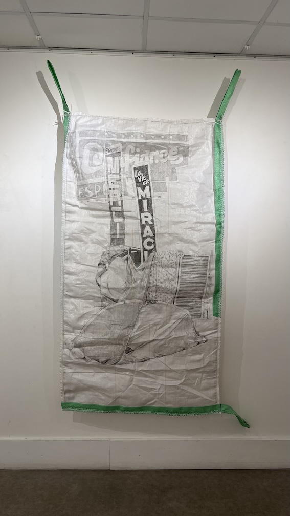 dessin d'abris de fortune au graphite sur un big bag suspendu