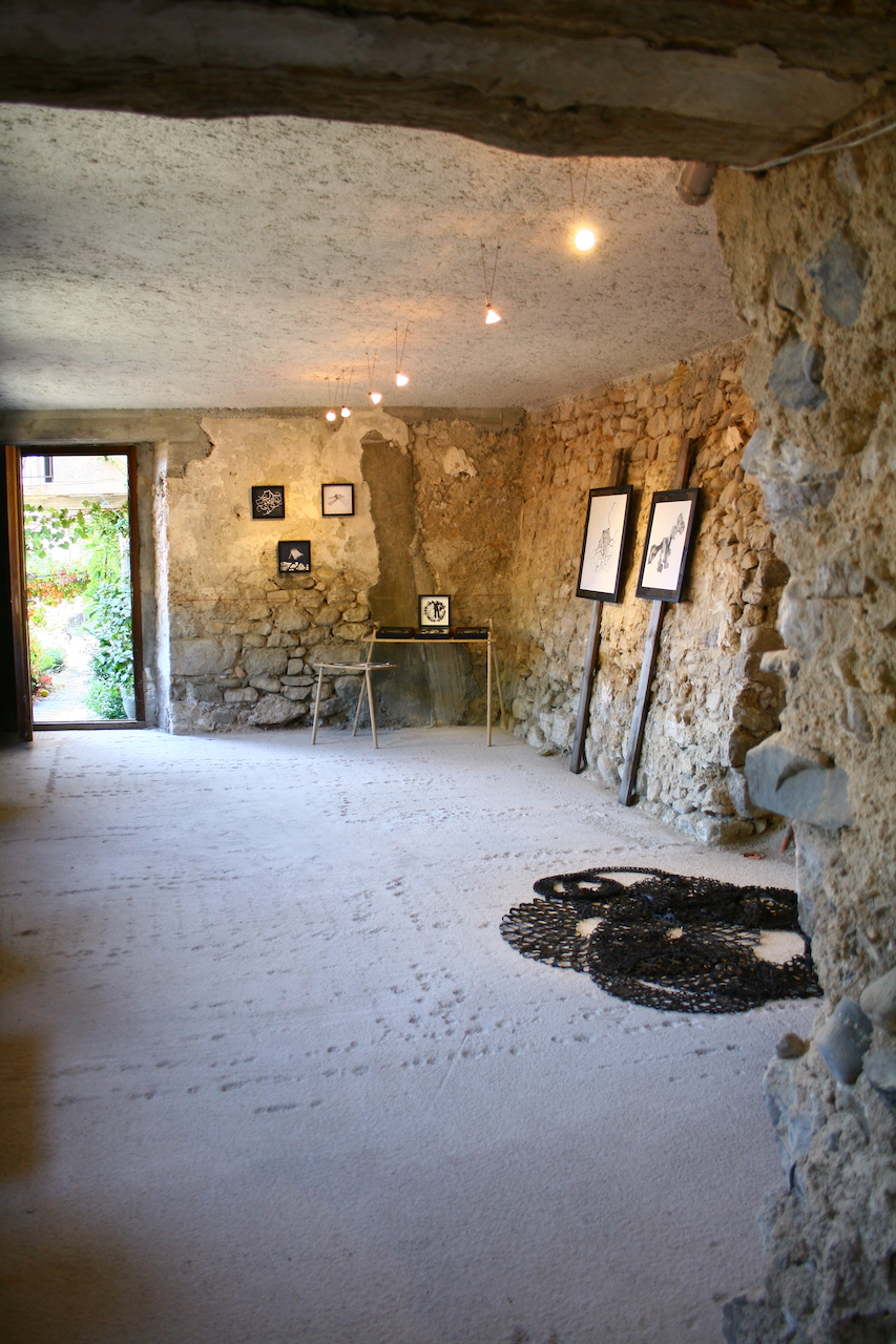 Vue d'ensemble avec des pièces en chambre à air et des dessins à l'encre de Chine