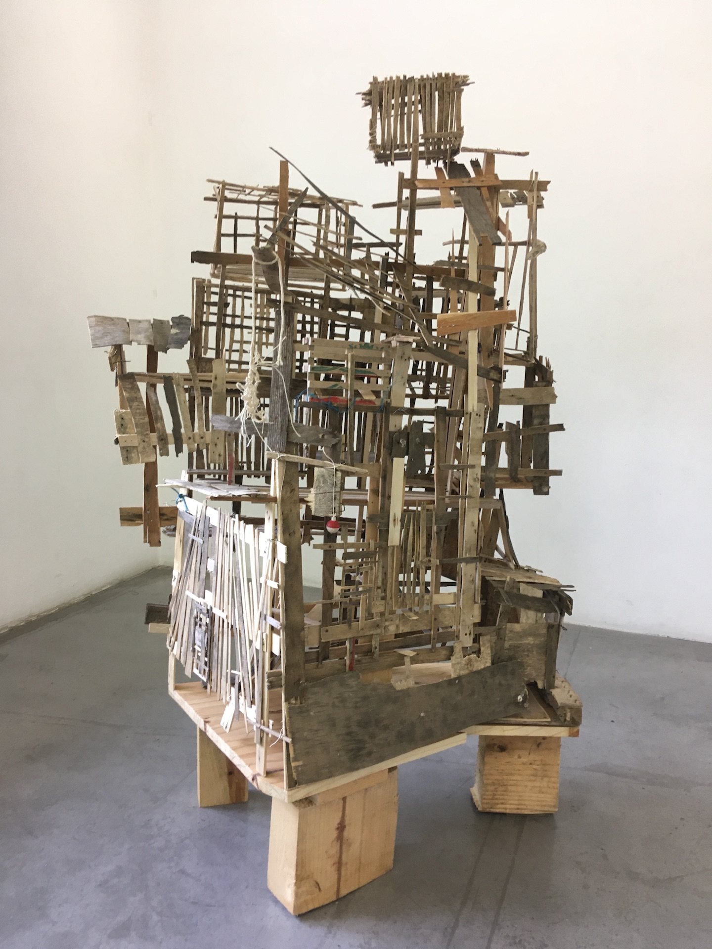 Sculpture d'une favela de petites cabanes faites en bois de cagettes