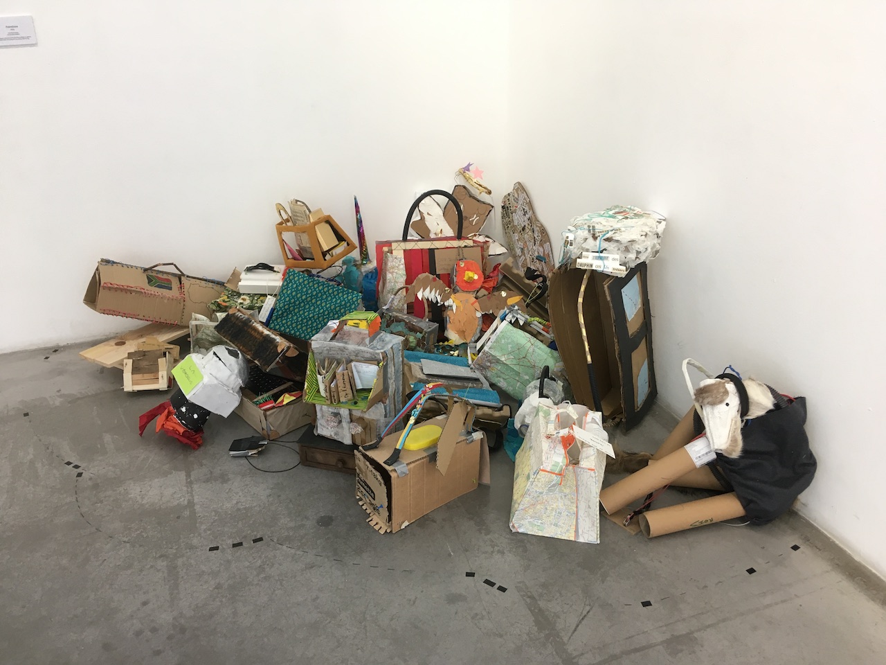 Tas de valises faites en ateliers, empilées comme les objets non réclamés à l'aéroport