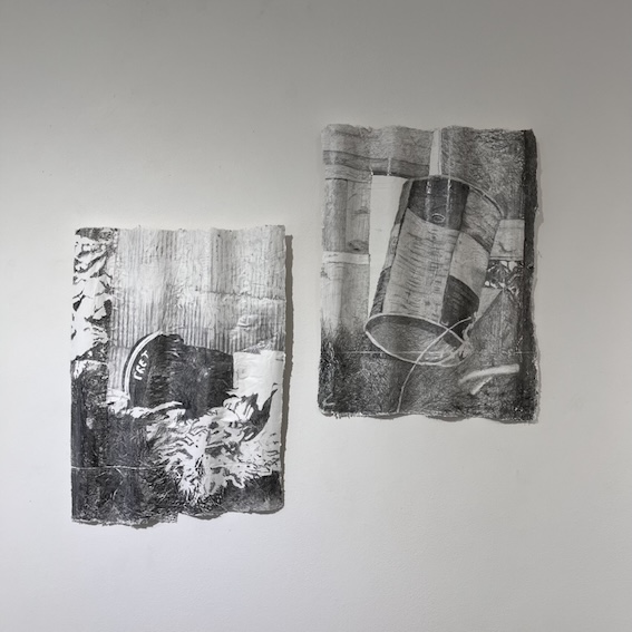 Dessin au graphite de 2 bidons sur 2 morceaux de tôle ondulée moulée en plâtre