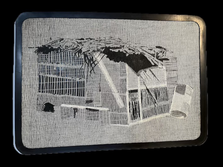 Dessin d'une cabane à l'encre de Chine sur tarlatane en forme de fenêtre de bus aux coins arrondis, montée sur un fond en caoutchouc noir