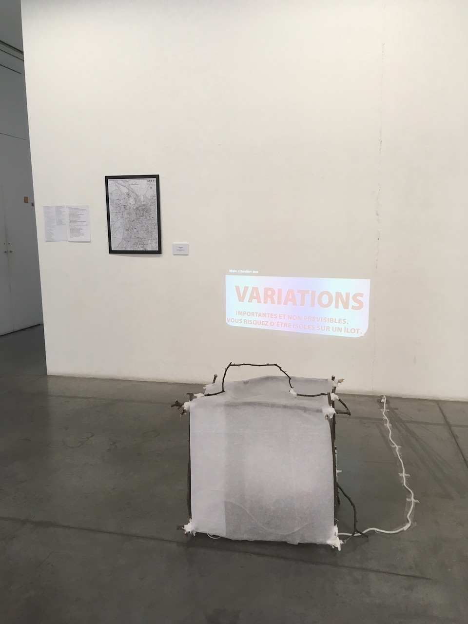 Vue d'une installation projetant un Road poem depuis une valise blanche.