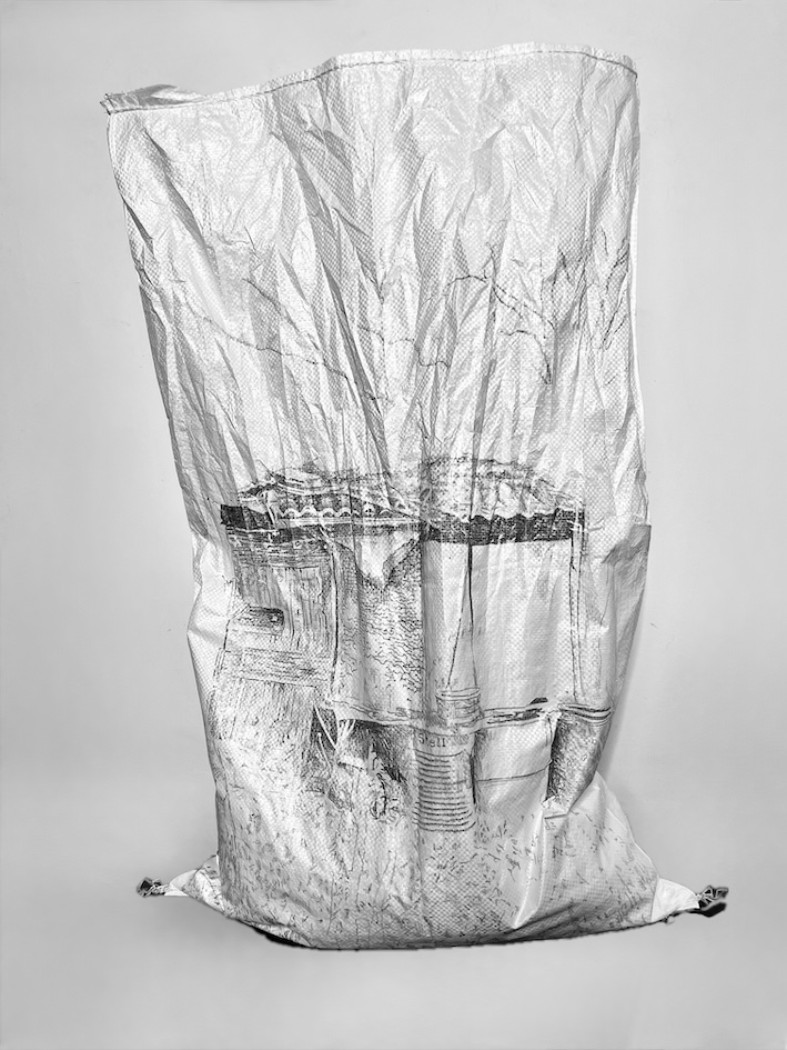 Dessin au graphite sur un sac à gravats blanc d'une cabane avec des bidons d'essence devant