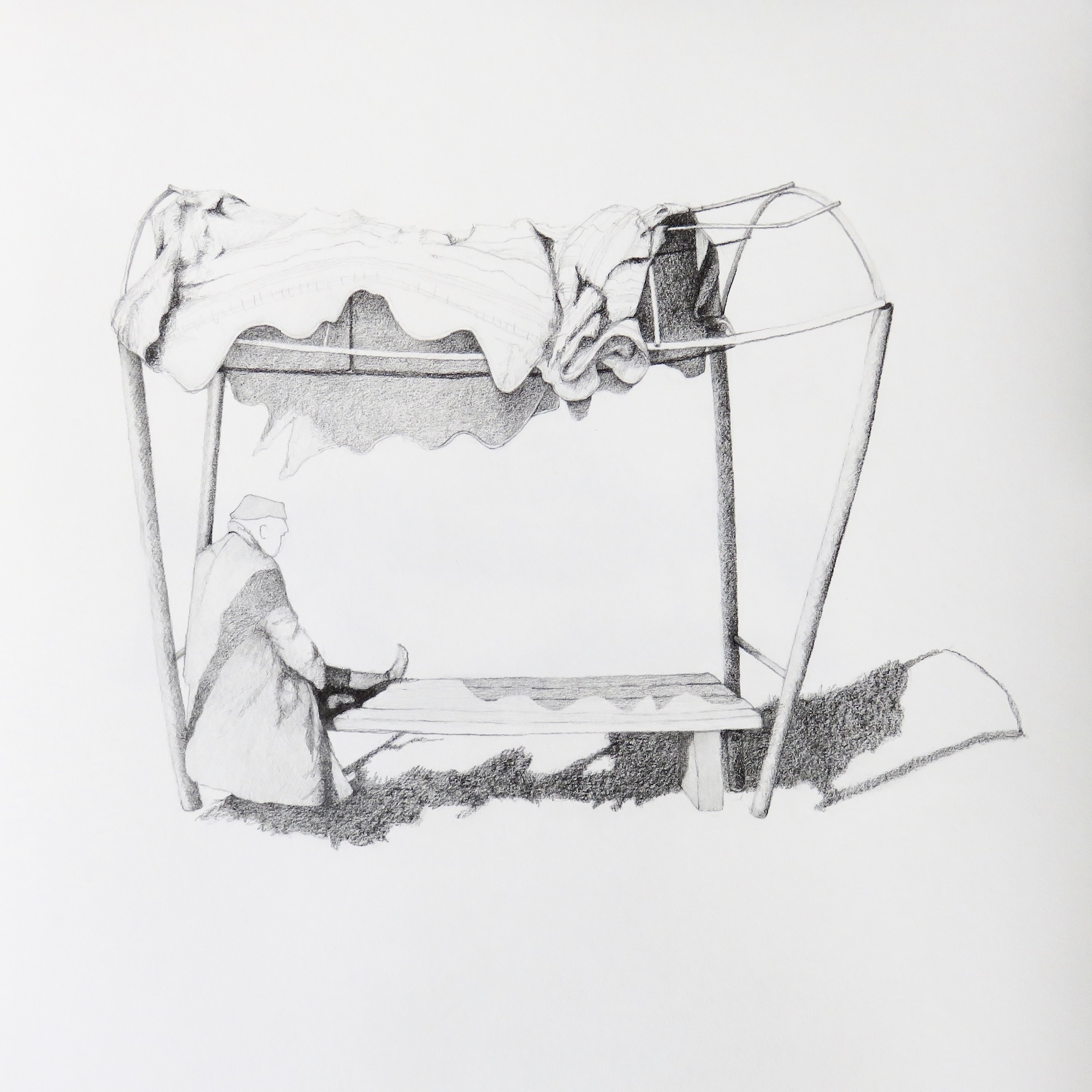 Dessin au crayon de papier d'une personne assise sur un banc recouvert d'une petite structure arrondie permettant de faire ombrage mais le toit en tissu est replié, déchiré