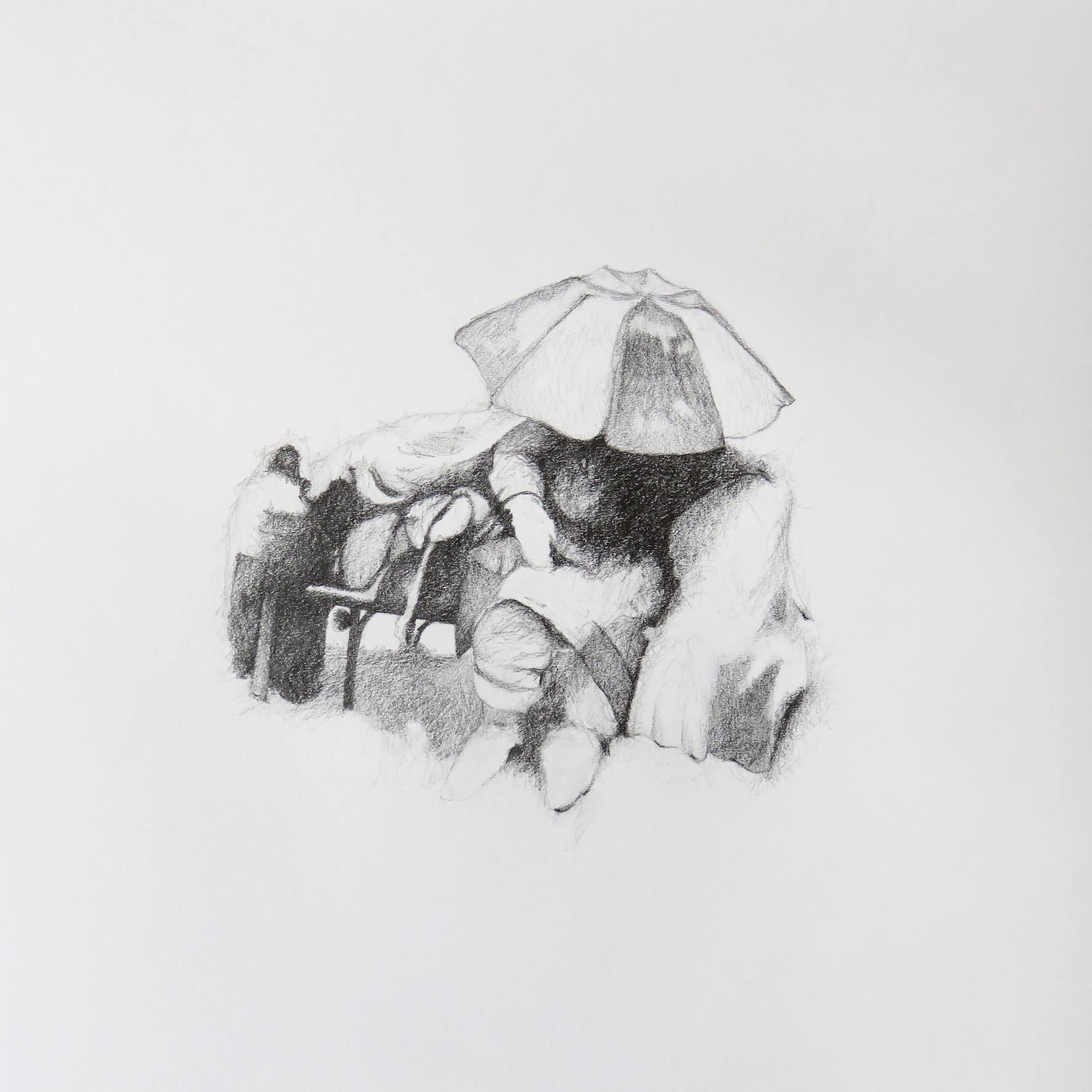 Dessin au crayon de papier d'une personne assise sur un banc avec ses affaires. Sa tête est cachée par un parapluie et le tout est recouvert d'un manteau de neige