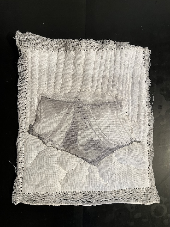 Dessin d'un abri de fortune à l'encre de Chine sur tarlatane rembourée
