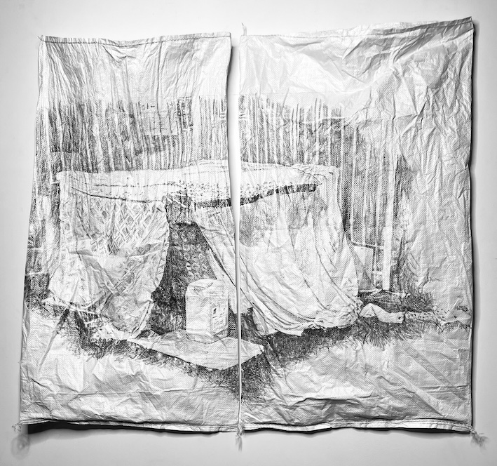 Dessin au graphite sur 2 sacs à gravats blancs d'un abri de fortune dans le métro