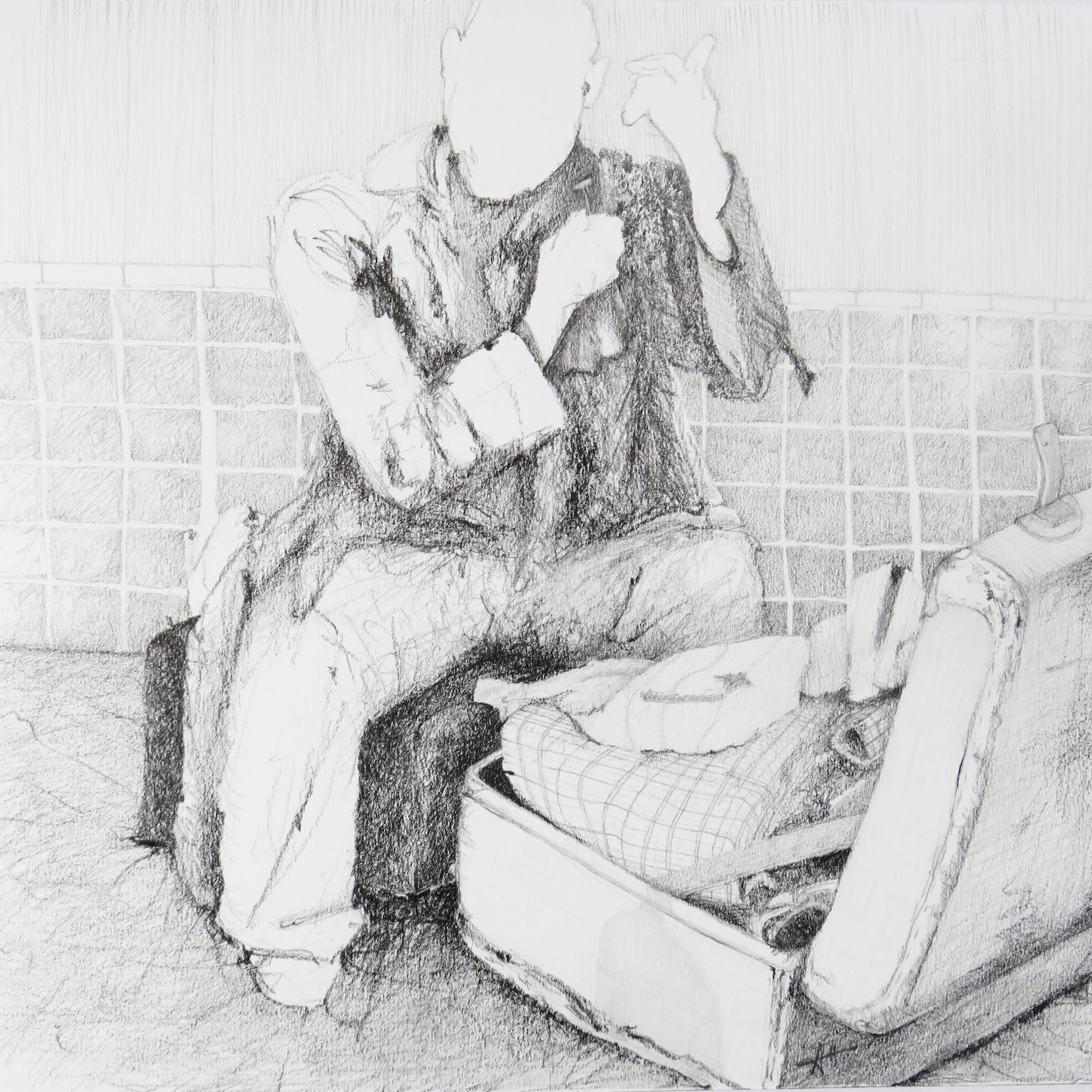 Dessin au crayon de papier d'une personne qui se rase assise devant sa valise ouverte